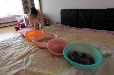永新楼上漏水，住户失联，小区没物管，业主维权难！律师来支招……